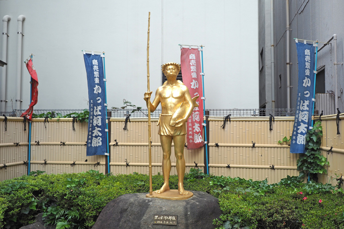 黄金のかっぱ河太郎像